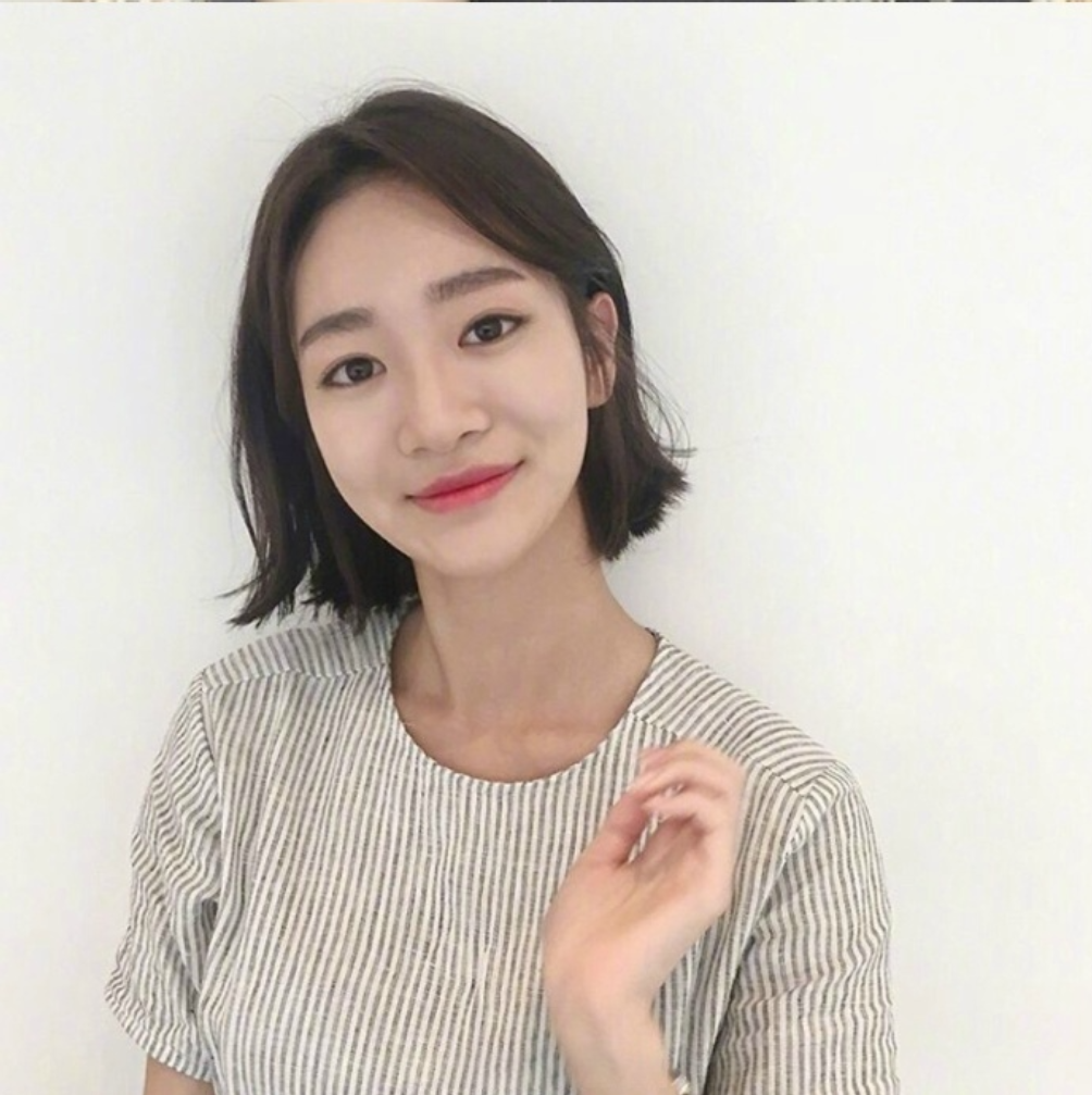 什么脸型都适用的慵懒的微卷短发发型美女自拍