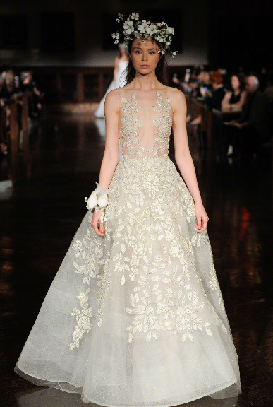 Reem Acra Bridal Spring 2019戴花冠的新娘婚纱礼服图片