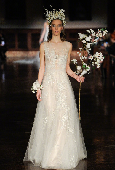 Reem Acra Bridal Spring 2019戴花冠的新娘婚纱礼服图片