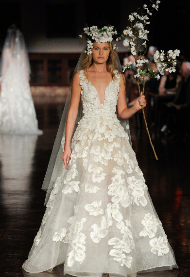 Reem Acra Bridal Spring 2019戴花冠的新娘婚纱礼服图片