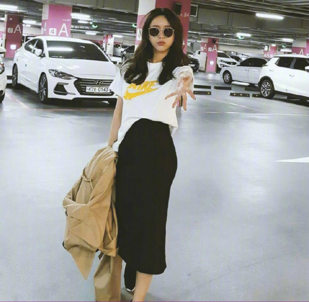清纯美女时尚街拍_你与时尚之间的距离只差一副