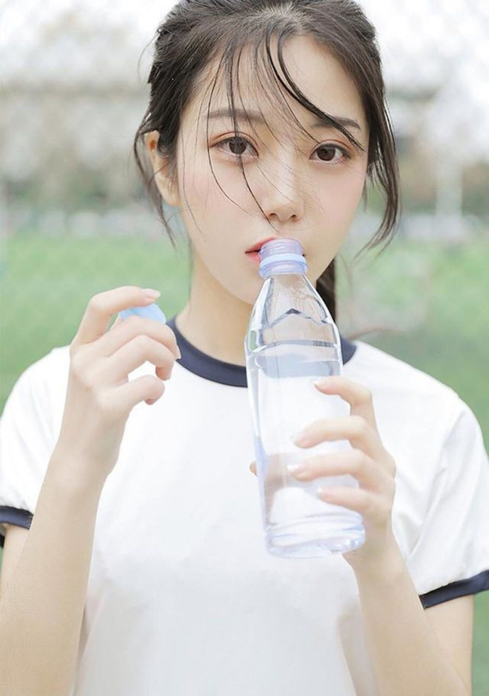 运动风清纯美女足球场阳光写真