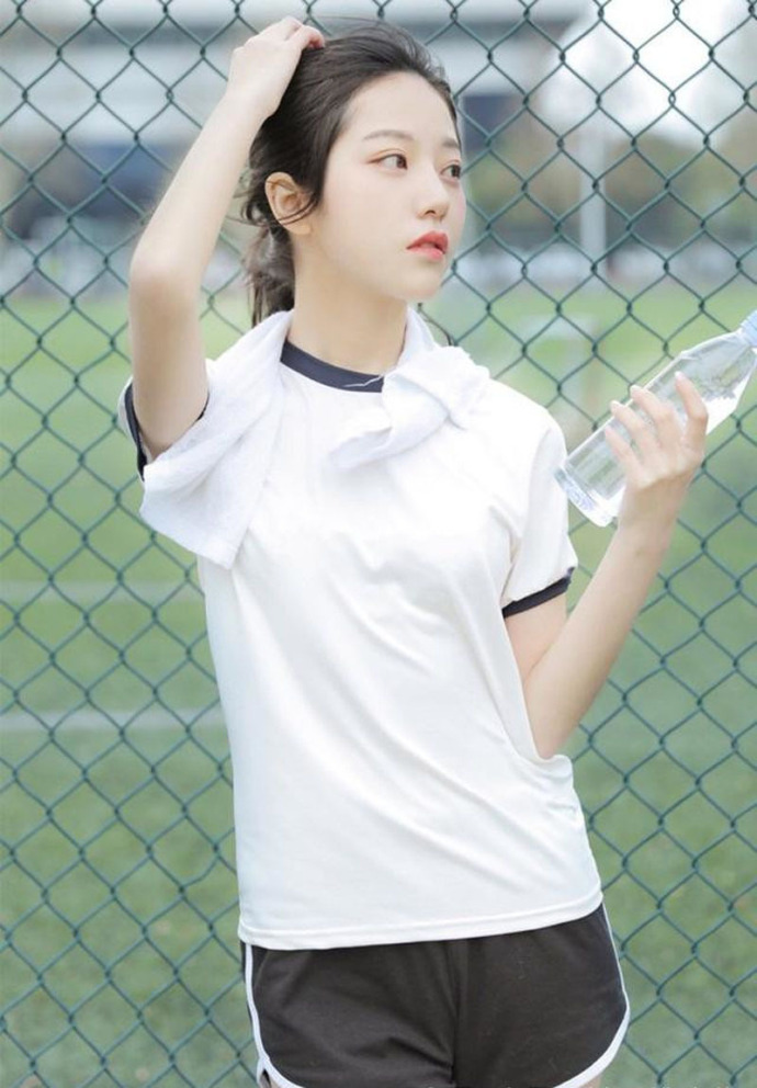 运动风清纯美女足球场阳光写真