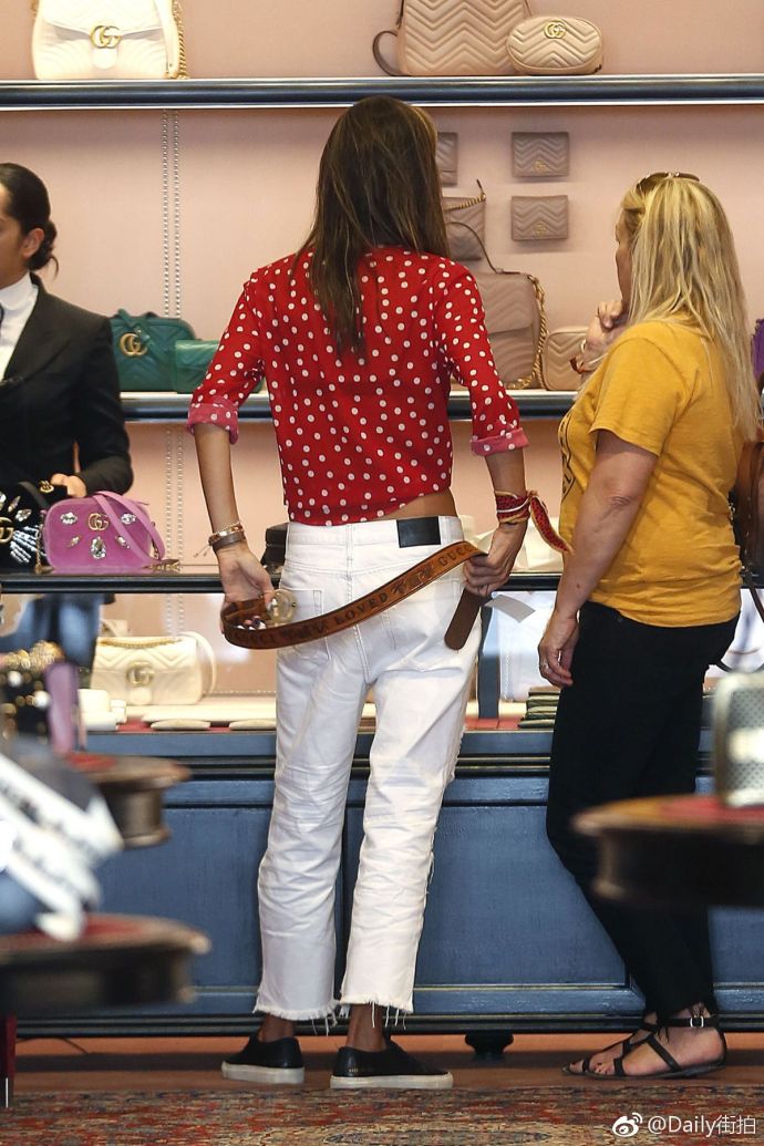 巴西超模Alessandra Ambrosio贝弗利山Gucci店铺购物街
