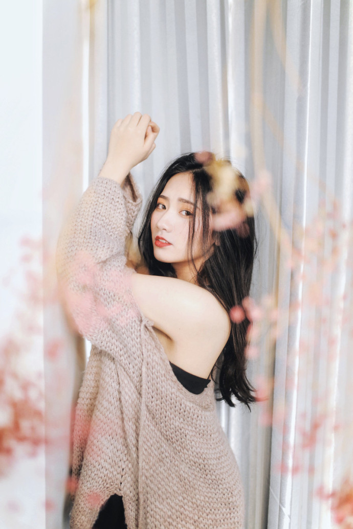 成熟美女黑色吊带裙小露性感图片