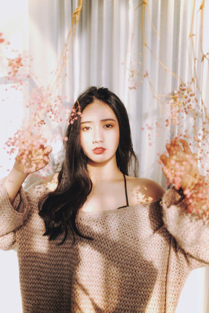 成熟美女黑色吊带裙小露性感图片