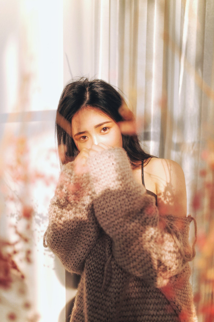 成熟美女黑色吊带裙小露性感图片