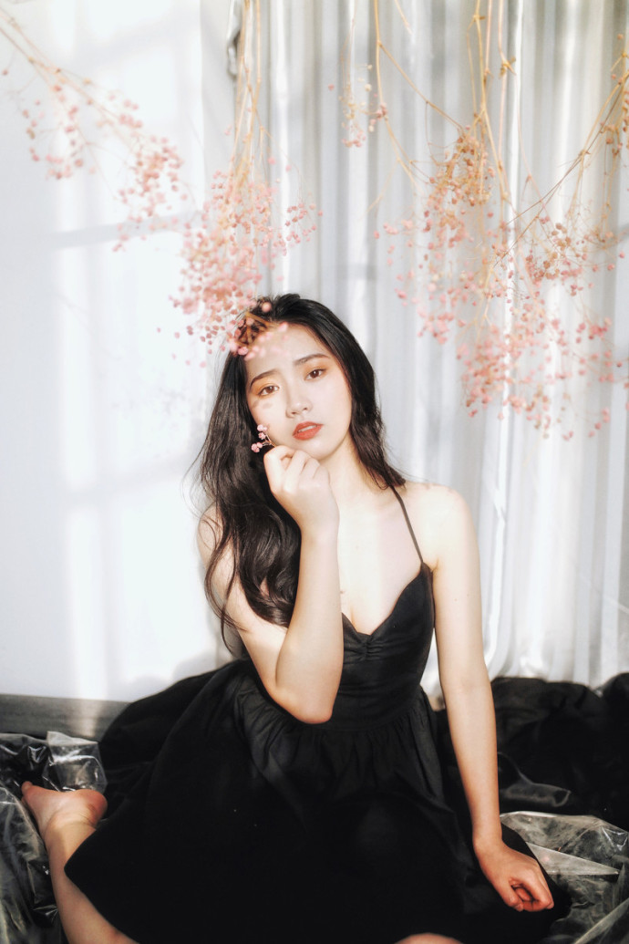 成熟美女黑色吊带裙小露性感图片