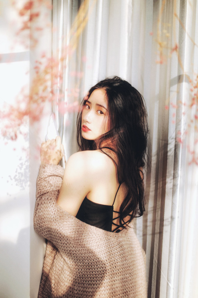 成熟美女黑色吊带裙小露性感图片