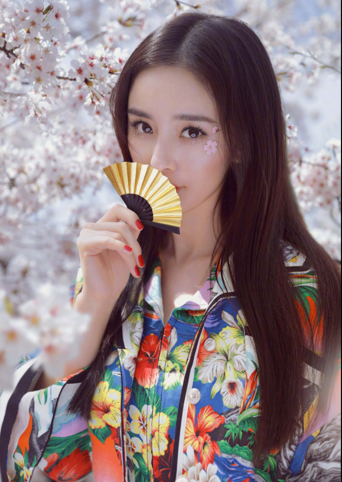 北京美女明星杨幂樱花树下拍大片复古唯美图片