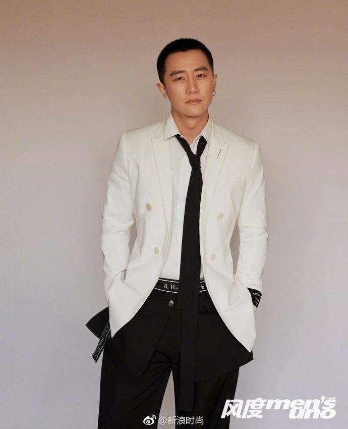 内地男演员黄轩黑白格调率性雅痞登风度mensuno