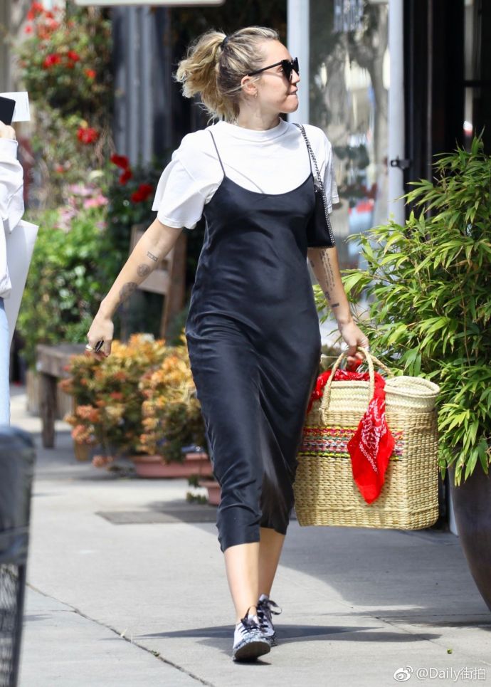 欧美美女明星麦粒Miley Cyrus 在Studio City出街购物街