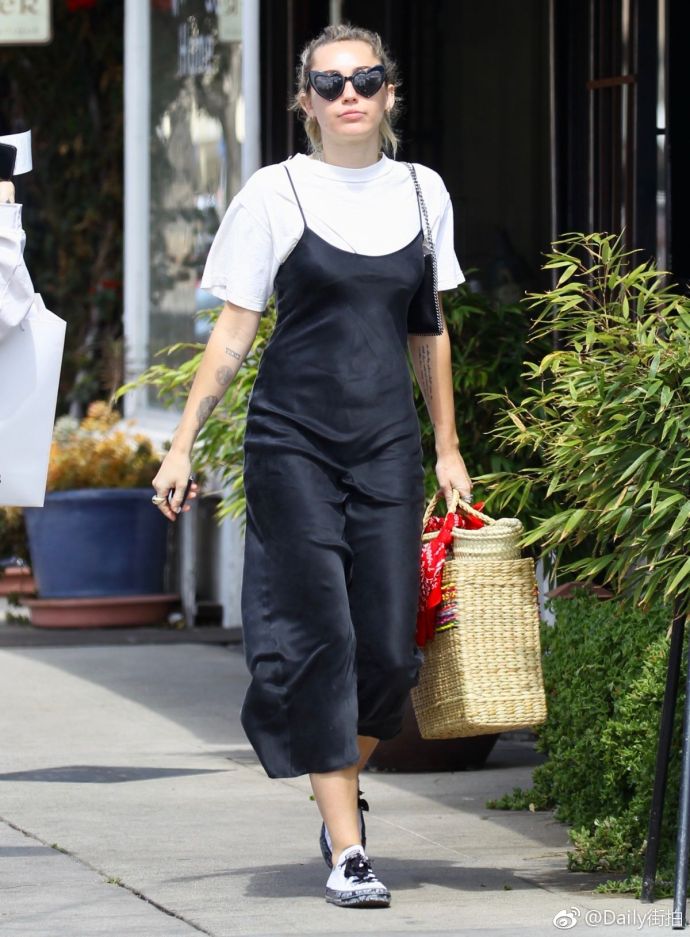 欧美美女明星麦粒Miley Cyrus 在Studio City出街购物街