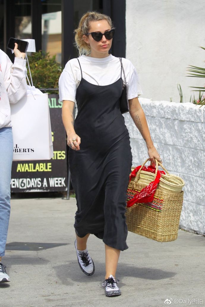 欧美美女明星麦粒Miley Cyrus 在Studio City出街购物街