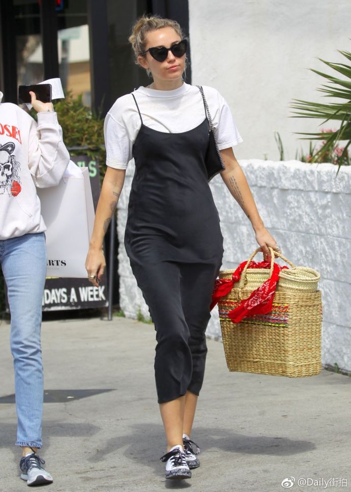 欧美美女明星麦粒Miley Cyrus 在Studio City出街购物街
