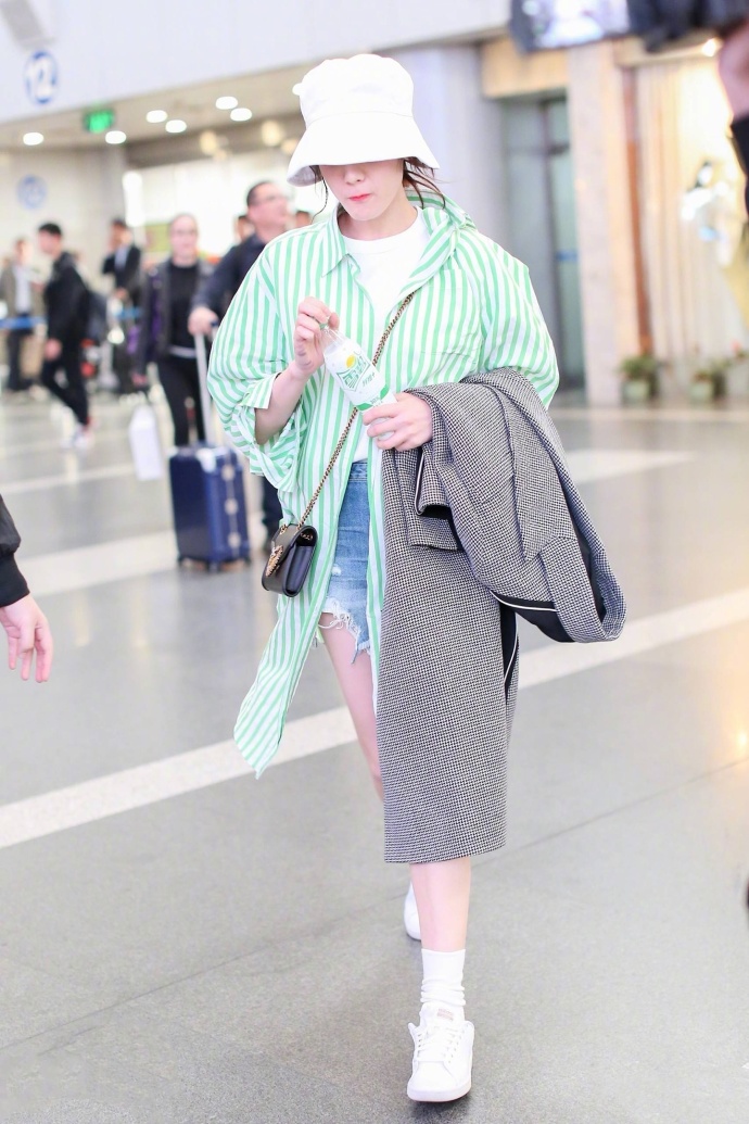 新疆美女明星迪丽热巴渔夫帽白色超短裤绿色条