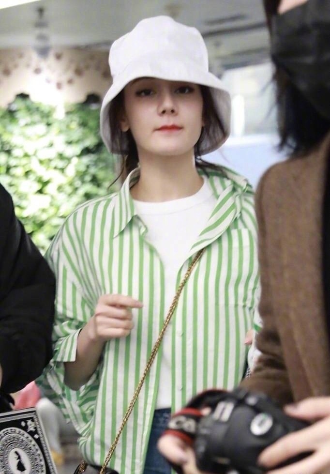 新疆美女明星迪丽热巴渔夫帽白色超短裤绿色条