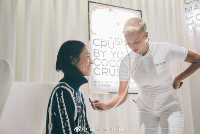 国际超模刘雯 CHANEL COCO CRUSH戒不掉珠宝展独家美