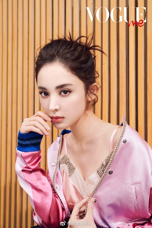 新疆美女古力娜扎登上台版《Vogue me 》新刊封面