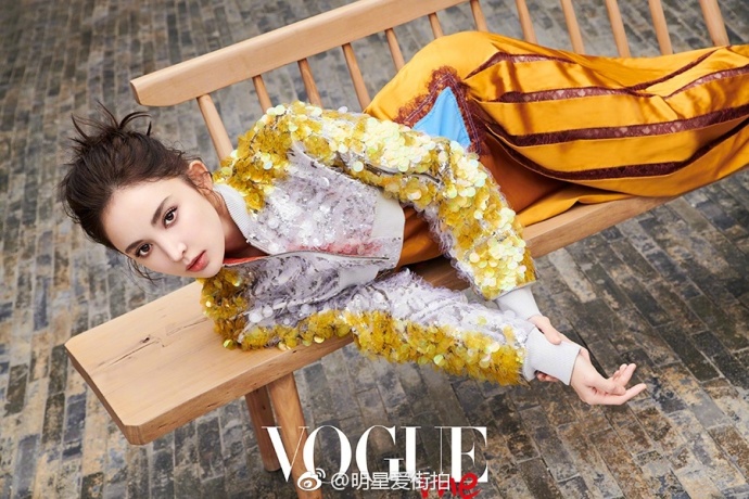 新疆美女古力娜扎登上台版《Vogue me 》新刊封面