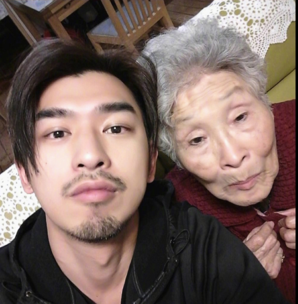台湾偶像剧男神陈柏霖男生的自拍范本