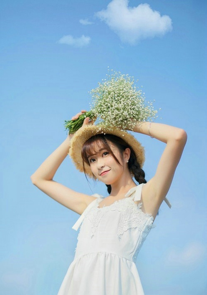 清纯美女头戴草帽手捧满天星唯美图片