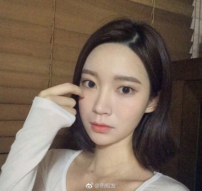 瓜子脸美女短发自拍照