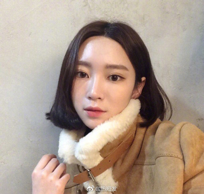 瓜子脸美女短发自拍照