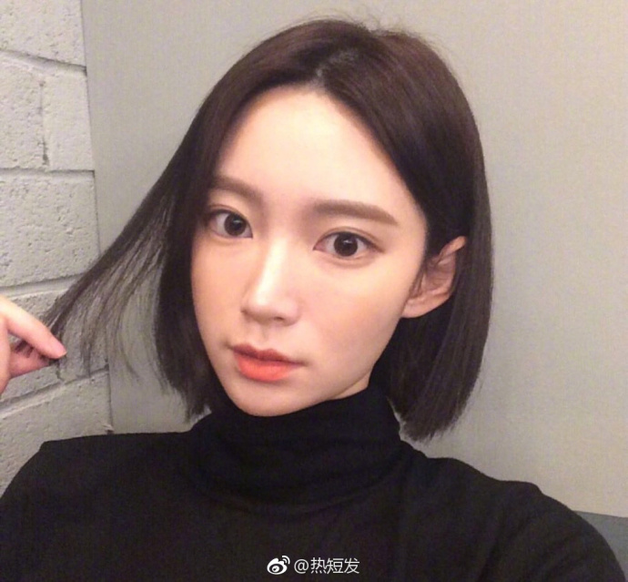 瓜子脸美女短发自拍照