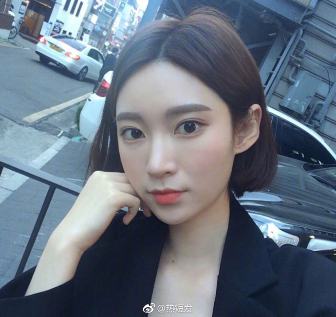 瓜子脸美女短发自拍照