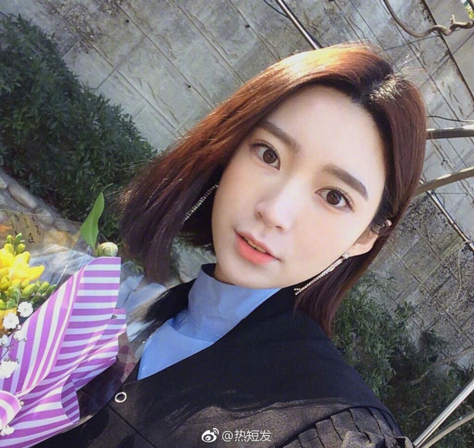 瓜子脸美女短发自拍照