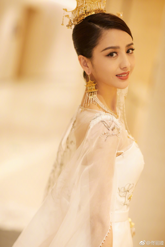天坛女神佟丽娅纯白长裙缀以水墨元素点仙女造