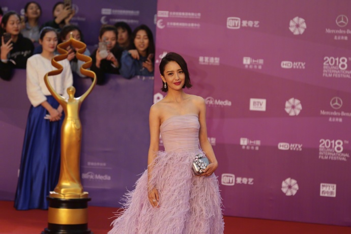 新疆美女明星佟丽娅羽毛裙惊艳亮相北京国际电