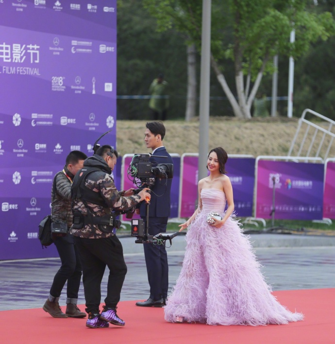 新疆美女明星佟丽娅羽毛裙惊艳亮相北京国际电