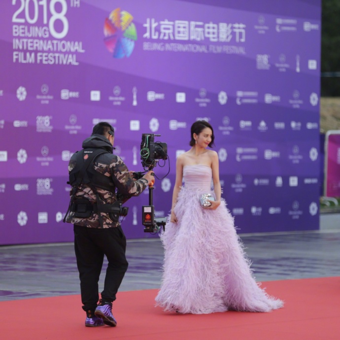 新疆美女明星佟丽娅羽毛裙惊艳亮相北京国际电