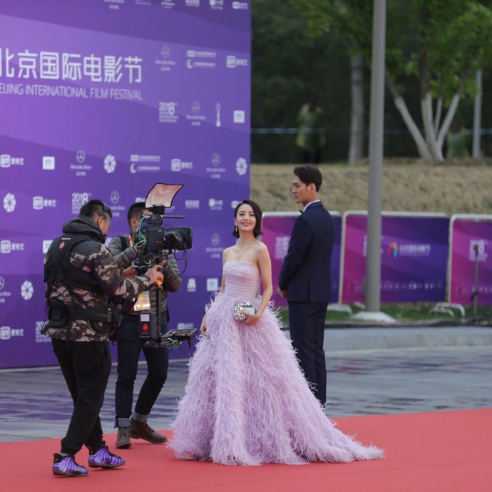 新疆美女明星佟丽娅羽毛裙惊艳亮相北京国际电