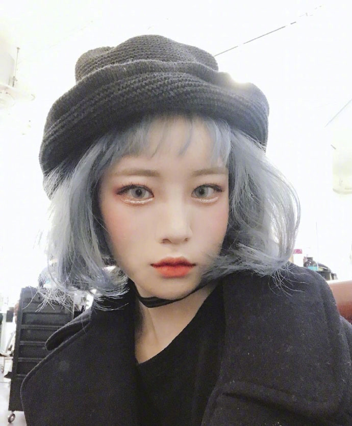 短发美女自拍_可盐可甜的浅色系短发发型参考