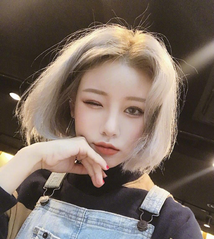 短发美女自拍_可盐可甜的浅色系短发发型参考