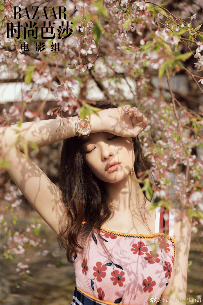 南京美女明星倪妮登上中国版《时尚芭莎》杂志