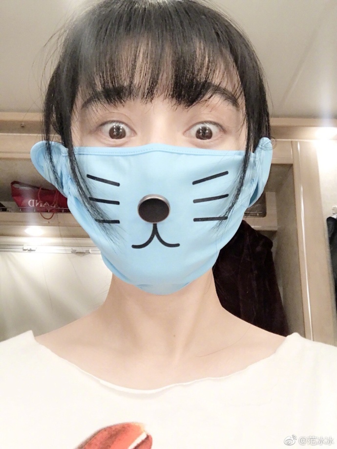 青岛美女明星范冰冰带上可爱的帽子与口罩眨眼