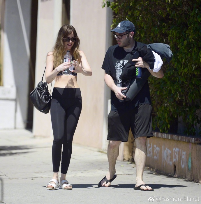 欧美美女明星Dakota Johnson练完瑜伽后街拍图片