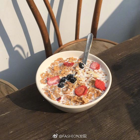 营养均衡的健康养生燕麦片早餐图片
