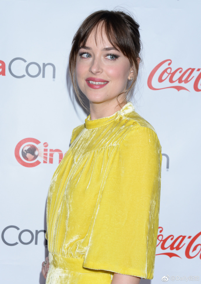 欧美美女明星Dakota Johnson鹅黄色绒面长裙清新优雅