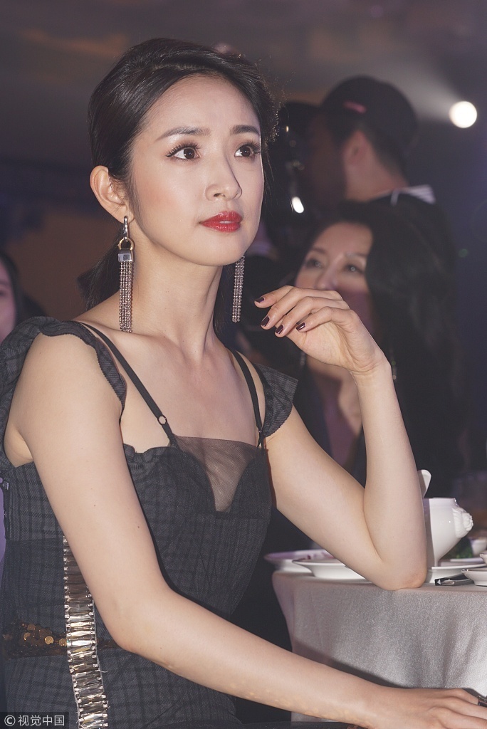 台湾美女明星林依晨吊带黑色礼服出席某活动