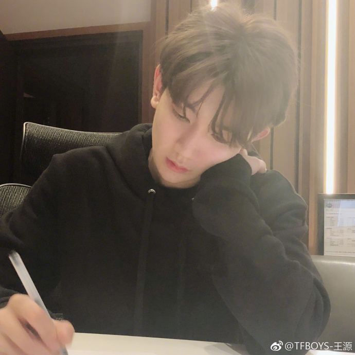 重庆小哥哥男明星王源自拍照