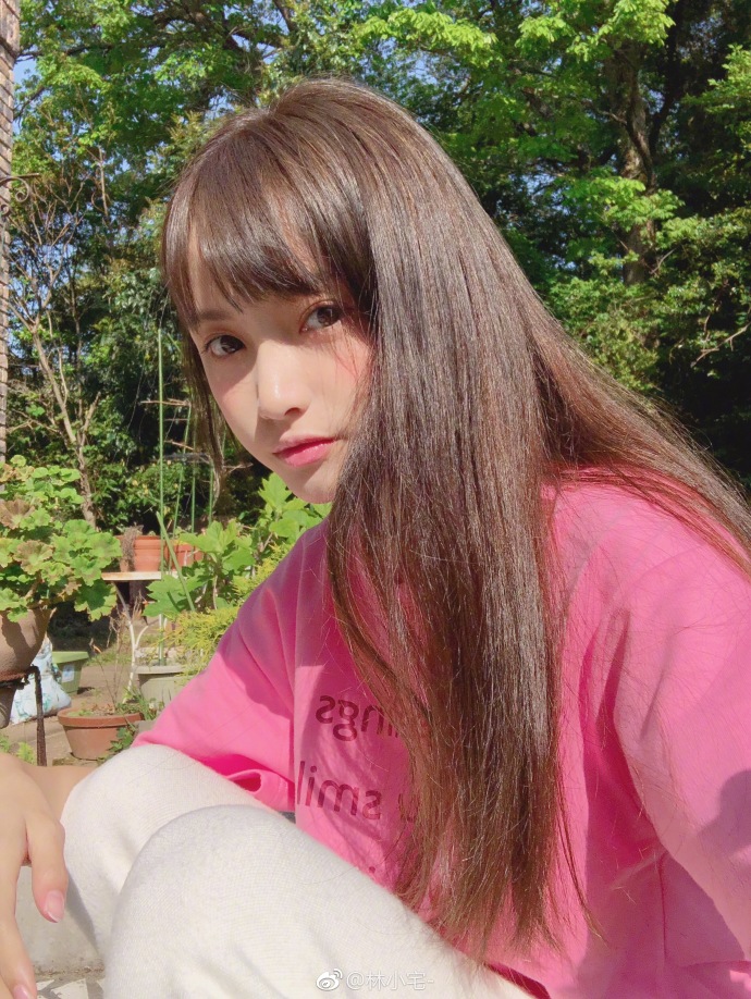 清纯美女林小宅粉红自拍照