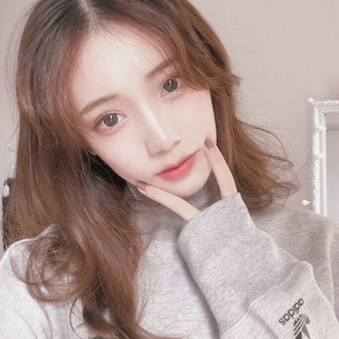 瓜子脸美女留着中长发唯美自拍照