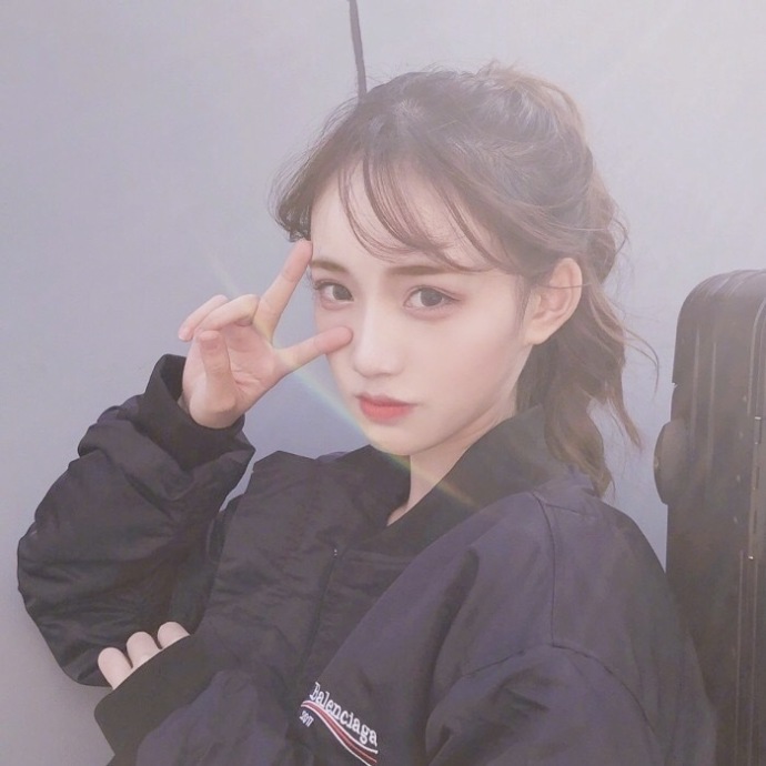 瓜子脸美女留着中长发唯美自拍照