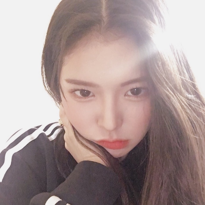 瓜子脸美女留着中长发唯美自拍照