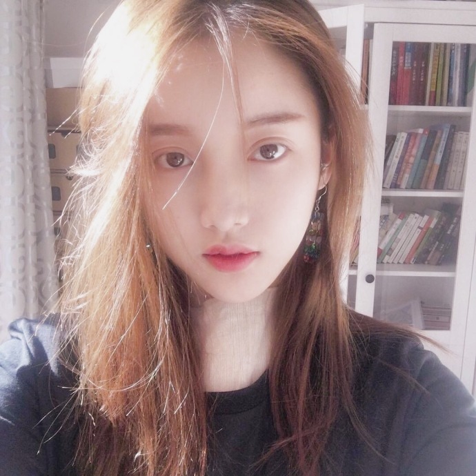瓜子脸美女留着中长发唯美自拍照